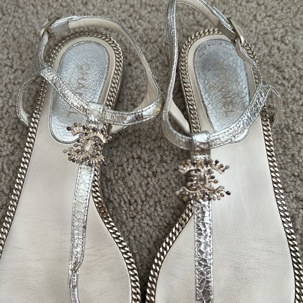 Chanel gold metallic thong sandals - Picture 2 of 4